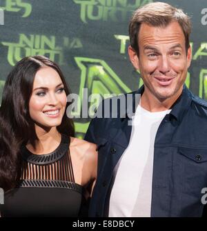 L'actrice américaine Megan Fox et l'acteur canadien s'Arnett (R) posent pour la première Allemande de 'Teenage Mutant Ninja Turtles' à Berlin, Allemagne, 05 octobre 2014. Le film sortira dans les salles allemandes le 16 octobre. PHOTO : PAUL ZINKEN/DPA Banque D'Images