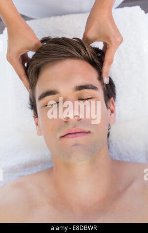 Man receiving head massage au centre de spa Banque D'Images