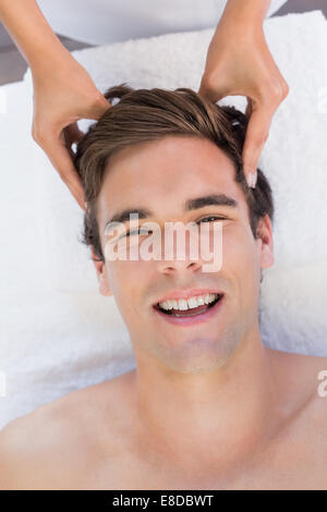 Man receiving head massage au centre de spa Banque D'Images