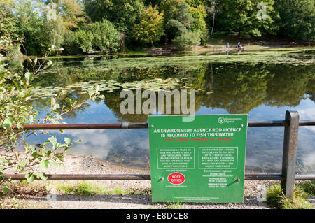 Un panneau avertit de la nécessité d'une licence à partir de la tige de l'Agence de l'environnement avant que la pêche dans les étangs de Keston Bromley, Kent. Banque D'Images