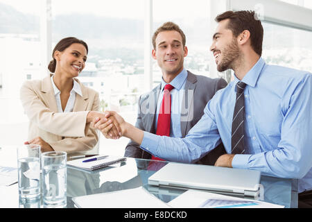 Shaking hands in meeting Banque D'Images