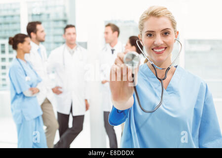 Portrait d'une femme chirurgien en utilisant stethoscope Banque D'Images