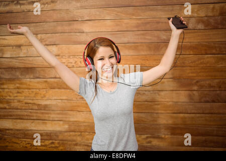 Femme dansant à écouter de la musique avec des écouteurs Banque D'Images