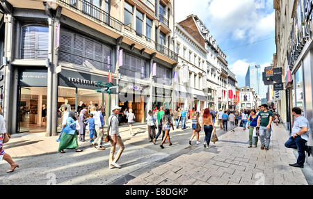 L'illustration montre un monde 'Rue Neuve - Nieuwstraat' rue commerçante de Bruxelles Banque D'Images