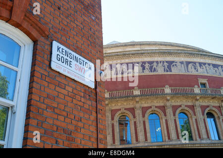 Londres, Royaume-Uni - 11 août : Kensington Gore street sign avec Royal Albert Hall détail dans l'arrière-plan. Le fameux concert house wa Banque D'Images