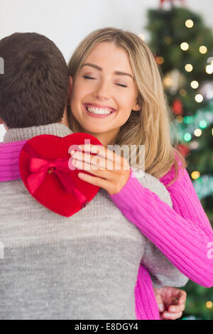 Smiling woman hugging her boyfriend Banque D'Images