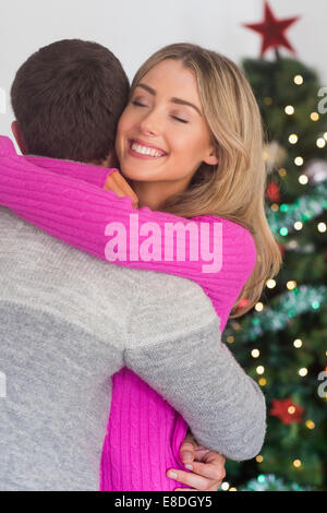 Smiling woman hugging her boyfriend Banque D'Images