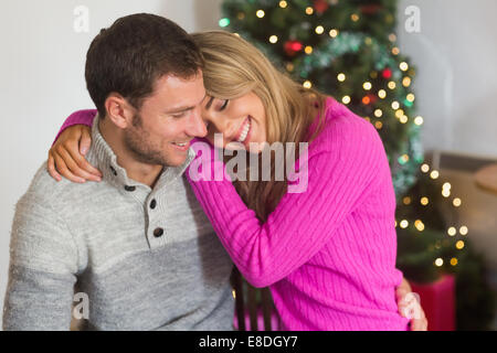 Smiling woman hugging her boyfriend Banque D'Images