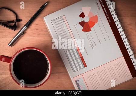 Image composite de l'interface d'affaires avec des graphiques et des données Banque D'Images