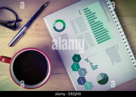 Image composite de l'interface d'affaires avec des graphiques et des données Banque D'Images