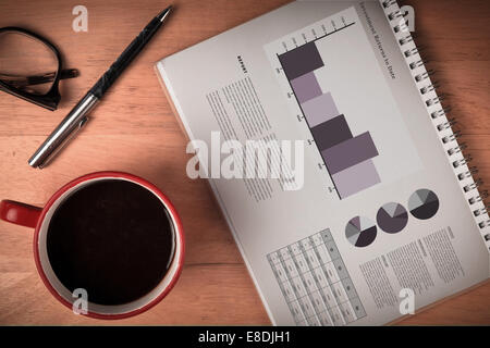 Image composite de l'interface d'affaires avec des graphiques et des données Banque D'Images