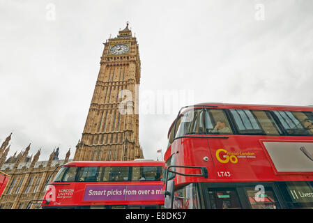 Big Ben et bus rouge le 7 juin 2014 à Londres, Royaume-Uni Banque D'Images