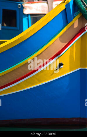 Malte, Marsaxlokk : gros plan du bateau de pêche maltais traditionnel coloré luzzu. Banque D'Images