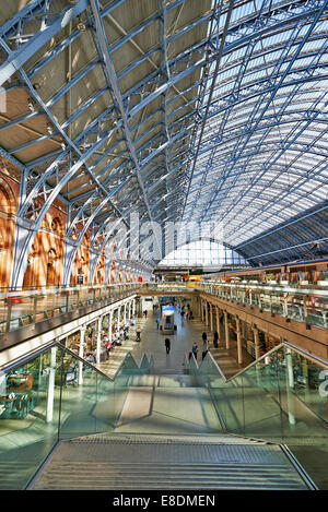 Londres, Angleterre : 08 juin St Pancras sur Juin 08, 2014 à Londres, en Angleterre.St Pancras Station est la principale gare ferroviaire de Banque D'Images