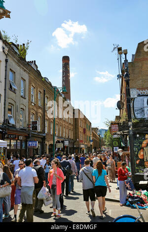 Londres - le 08 juin 2014 : les touristes à Brick Lane Un dimanche ensoleillé sur Juin 08, 2014 à Londres. Banque D'Images