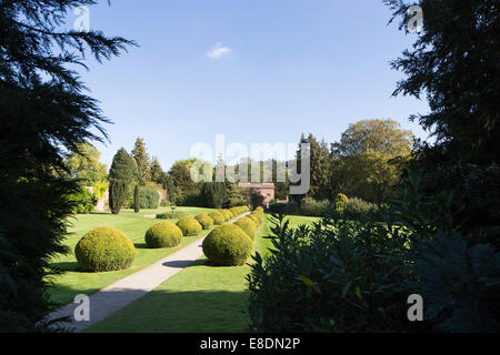 Topiary menant de la porterie à Berrington Hall près de Leominster, Herefordshire, Angleterre, RU Banque D'Images