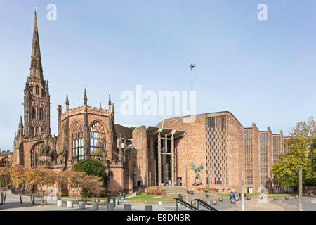 Les ruines de l'ancien et le nouveau St Michael's Cathedral, Coventry, Warwickshire, England, UK Banque D'Images