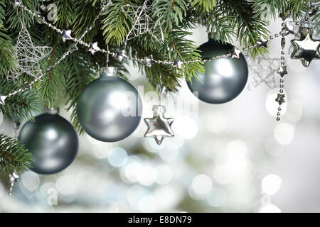 Gros plan sur décoration d'arbre de Noël sur fond abstrait Banque D'Images