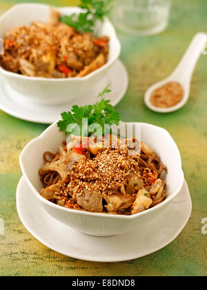 Nouilles Soba avec des champignons. Recette disponible. Banque D'Images