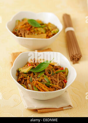 Nouilles Soba aux légumes. Recette disponible. Banque D'Images