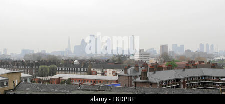 Londres reconnaissables sont enveloppés dans une épaisse couche de smog qui a recouvert la ville depuis quelques jours. Le smog est le résultat d'une tempête de sable du Sahara en soufflé d'Afrique mélangé avec la ville, les émissions de polluants, la création de la densité inhabituelle du brouillard. Doté d''atmosphère : où : London, Royaume-Uni Quand : 03 Avr 2014 Banque D'Images