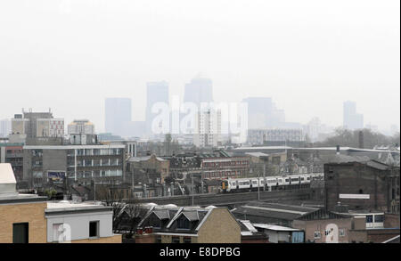 Londres reconnaissables sont enveloppés dans une épaisse couche de smog qui a recouvert la ville depuis quelques jours. Le smog est le résultat d'une tempête de sable du Sahara en soufflé d'Afrique mélangé avec la ville, les émissions de polluants, la création de la densité inhabituelle du brouillard. Doté d''atmosphère : où : London, Royaume-Uni Quand : 03 Avr 2014 Banque D'Images