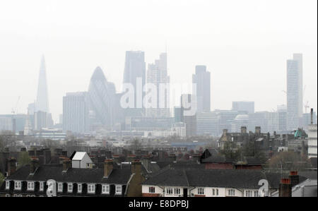 Londres reconnaissables sont enveloppés dans une épaisse couche de smog qui a recouvert la ville depuis quelques jours. Le smog est le résultat d'une tempête de sable du Sahara en soufflé d'Afrique mélangé avec la ville, les émissions de polluants, la création de la densité inhabituelle du brouillard. Doté d''atmosphère : où : London, Royaume-Uni Quand : 03 Avr 2014 Banque D'Images