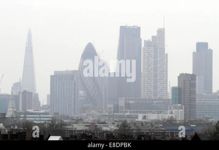 Londres reconnaissables sont enveloppés dans une épaisse couche de smog qui a recouvert la ville depuis quelques jours. Le smog est le résultat d'une tempête de sable du Sahara en soufflé d'Afrique mélangé avec la ville, les émissions de polluants, la création de la densité inhabituelle du brouillard. Doté d''atmosphère : où : London, Royaume-Uni Quand : 03 Avr 2014 Banque D'Images