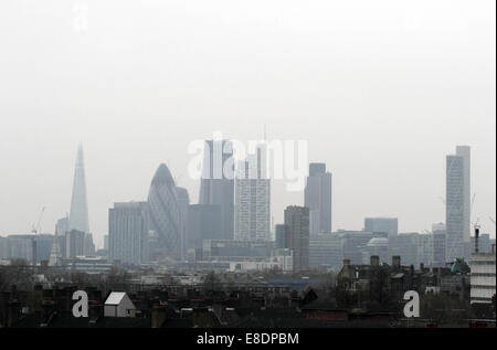 Londres reconnaissables sont enveloppés dans une épaisse couche de smog qui a recouvert la ville depuis quelques jours. Le smog est le résultat d'une tempête de sable du Sahara en soufflé d'Afrique mélangé avec la ville, les émissions de polluants, la création de la densité inhabituelle du brouillard. Doté d''atmosphère : où : London, Royaume-Uni Quand : 03 Avr 2014 Banque D'Images