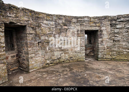 Tour ruinée avec l'intérieur de windows vide fort de pierre ancienne tour. Forteresse Koporye, Russie Banque D'Images