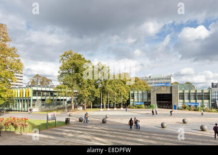 Le campus de l'Université de Coventry à l'ombre de la cathédrale de Coventry, Coventry, Angleterre, RU Banque D'Images