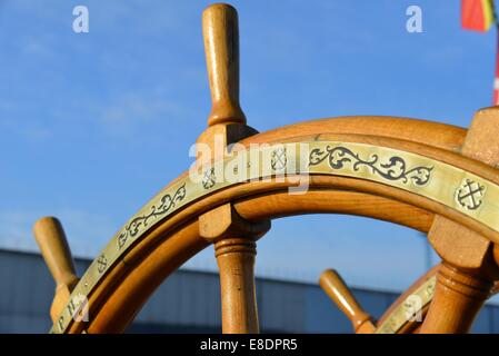 Barque russe célèbre, Tall Ship Kruzenshtern ex Padoue, dans le port de pêche. Kaliningrad Banque D'Images