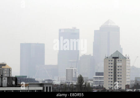 Londres reconnaissables sont enveloppés dans une épaisse couche de smog qui a recouvert la ville depuis quelques jours. Le smog est le résultat d'une tempête de sable du Sahara en soufflé d'Afrique mélangé avec la ville, les émissions de polluants, la création de la densité inhabituelle du brouillard. Doté d''atmosphère : où : London, Royaume-Uni Quand : 03 Avr 2014 Banque D'Images