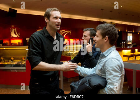 Prague, République tchèque. 6 octobre, 2014. Gardien de l'équipe nationale de football tchèque Petr Cech (à gauche) et le tchèque Vaclav Pilar joueurs (à droite) et Vladimir Darida observés au cours d'une réunion avant les deux qualificatifs pour les Championnats d'Europe avec la Turquie et le Kazakhstan à Prague, République tchèque, le 6 octobre 2014. © Michal Kamaryt/CTK Photo/Alamy Live News Banque D'Images