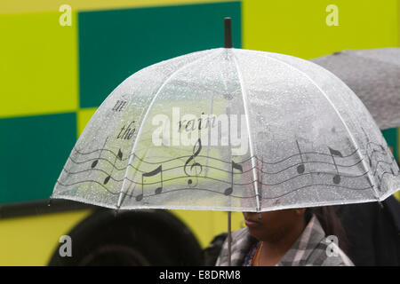 Londres, Royaume-Uni. 6 octobre, 2014. Météo britannique. Abri piétons avec parasols qui luttent contre l'humidité et la pluie à Londres : Crédit amer ghazzal/Alamy Live News Banque D'Images