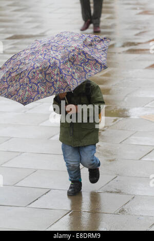 Londres, Royaume-Uni. 6 octobre, 2014. Météo britannique. Abri piétons avec parasols qui luttent contre l'humidité et la pluie à Londres : Crédit amer ghazzal/Alamy Live News Banque D'Images