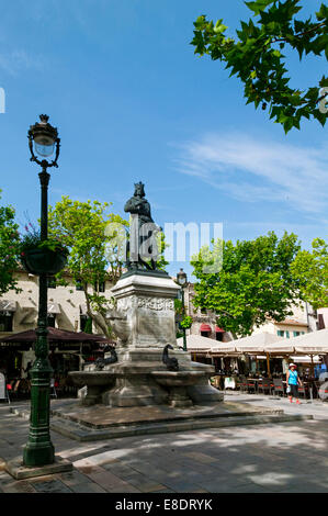 Place Saint Louis, Aigues-Mortes, Gard, Languedoc-Roussillon, France Banque D'Images