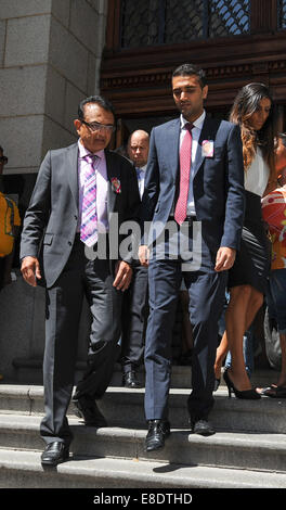 Cape Town, Afrique du Sud. 6 octobre, 2014. Vinod Hindocha (à gauche) et les membres de la famille quittent cour pendant la pause déjeuner pendant le jour 1 de la Shrien Dewani procès à la haute cour du Cap devant juge Jeanette Traverso. Dewani est accusedof tueurs d'embauche d'assassiner son épouse, Anni Dewani. Credit : Roger Sedres/Alamy Live News Banque D'Images