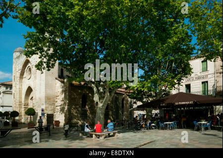 Place Saint Louis, l'église Notre Dame des Sablons, Aigues-Mortes, Gard, Languedoc-Roussillon, France Banque D'Images