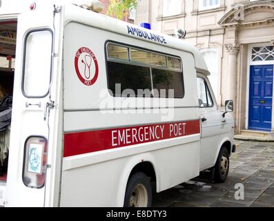 Poète d'urgence ambulance dans le centre-ville de Warwick Banque D'Images