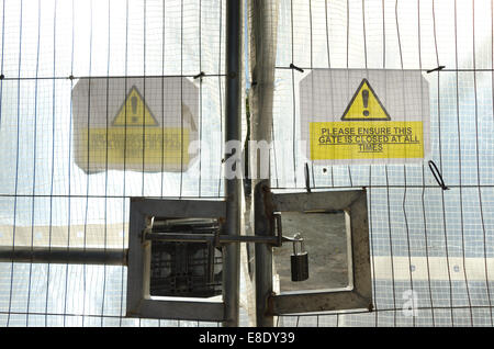 Cachés derrière les garde-corps en métal et plastique translucide écran verrouillé gates bar accès aux machines dangereuses H&S Banque D'Images