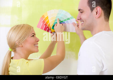 Smiling young couple avec échantillons de couleur Banque D'Images