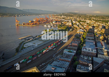 Vue sur les voies ferrées et conteneurs à proximité de Port de Vancouver Banque D'Images