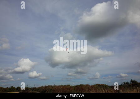 Planeur dans les nuages. Banque D'Images