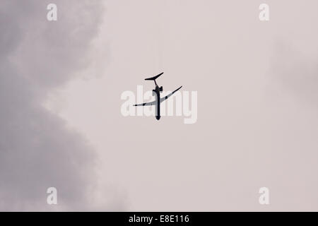 Delta Airlines McDonnell Douglas MD-90-30 avion de ligne en vol avec un ciel orageux nuages gris Banque D'Images