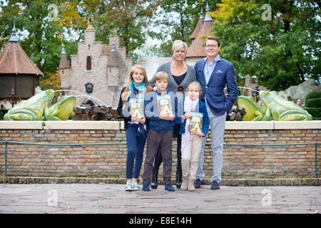 Kaatsheuvel, aux Pays-Bas. 5Th Oct, 2014.Prince néerlandais Constantijn, la Princesse Laurentien, comtesse Eloise, comte Claus-Casimir et la Comtesse Leonore visitez le parc à thème "De Efteling" après la présentation du nouveau livre de fairy tail de la Princesse Laurentien "De Sprookjessprokkelaar" à Kaatsheuvel, Pays-Bas, 5 octobre 2014. Fairy Tail le livre écrit par la Princesse Laurentien et Paul van Loon est une coopération entre parc à thème "De Efteling" et "fondation Lezen en Schrijven" (lecture et écriture). © AFP PHOTO alliance/Alamy Live News Banque D'Images