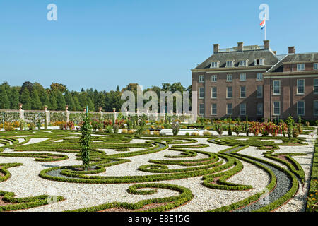 Apeldoorn, Gueldre, Pays-Bas : vue arrière sur le Palais Het Loo (en anglais : Les bois Palace ) du Jardin du Roi. Banque D'Images