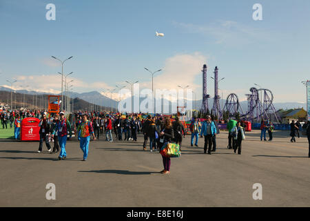 La foule arrivant du Parc Olympique Sotchi en Russie Banque D'Images
