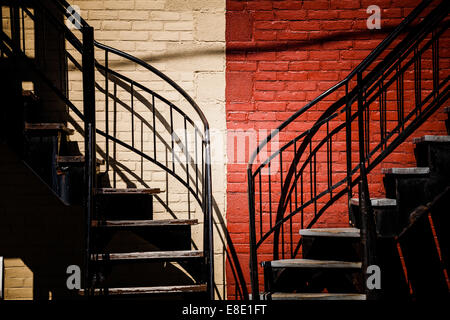 Escaliers symétriques avec deux couleurs différentes. Beige et Rouge Banque D'Images