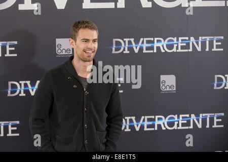 «Divergente' photocall à Madrid comprend : Theo James Où : Madrid, Espagne Quand : 03 Avr 2014 Banque D'Images